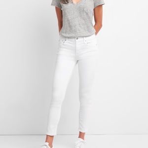 NWT ❣️ GAP Women’s White Legging Jean